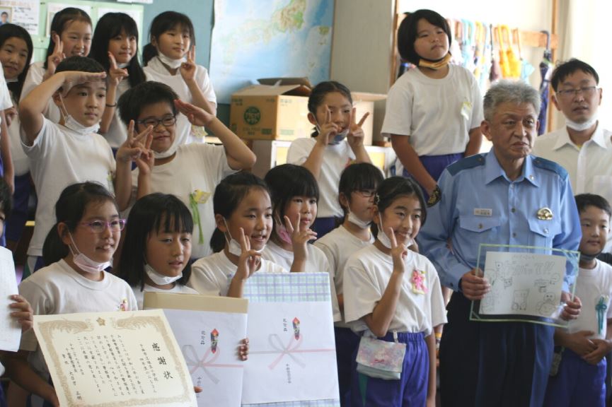 　埴生小学校４年生に感謝状　千曲警察署長が訪問