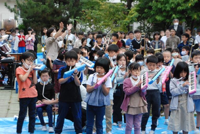 全校児童が校歌メドレーを演奏 治田小学校創立50周年