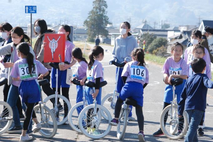 千曲川一輪車チャレンジレース　２年ぶりの開催で小学生が力走