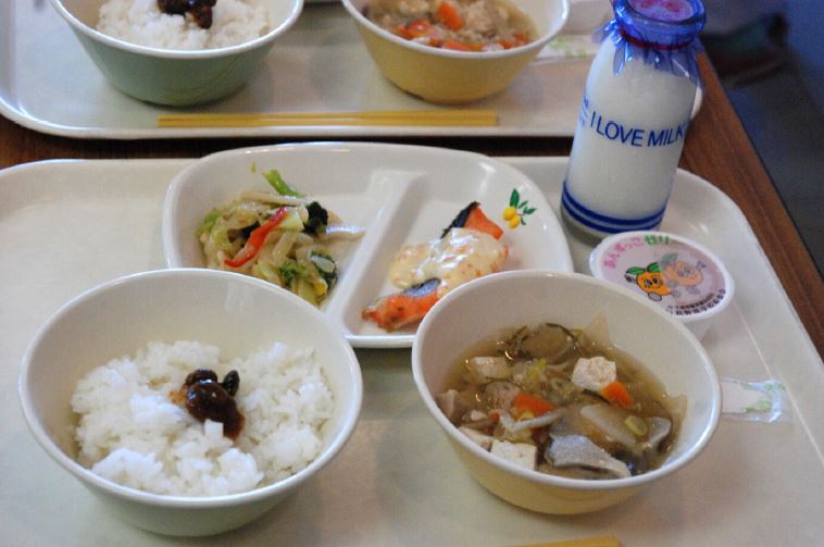 戸倉上山田商工会　「郷土の味 給食事業」地元食材を提供