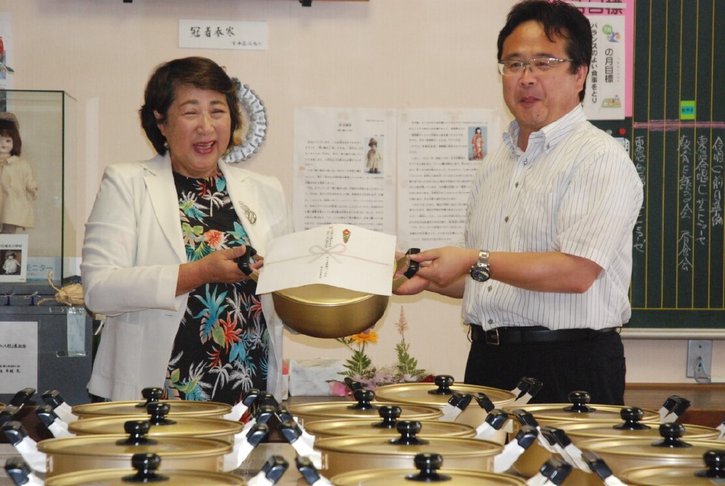 「ちくま未来フェスタ実行委員会」埴生小学校にキャンプ用カレー鍋を贈呈