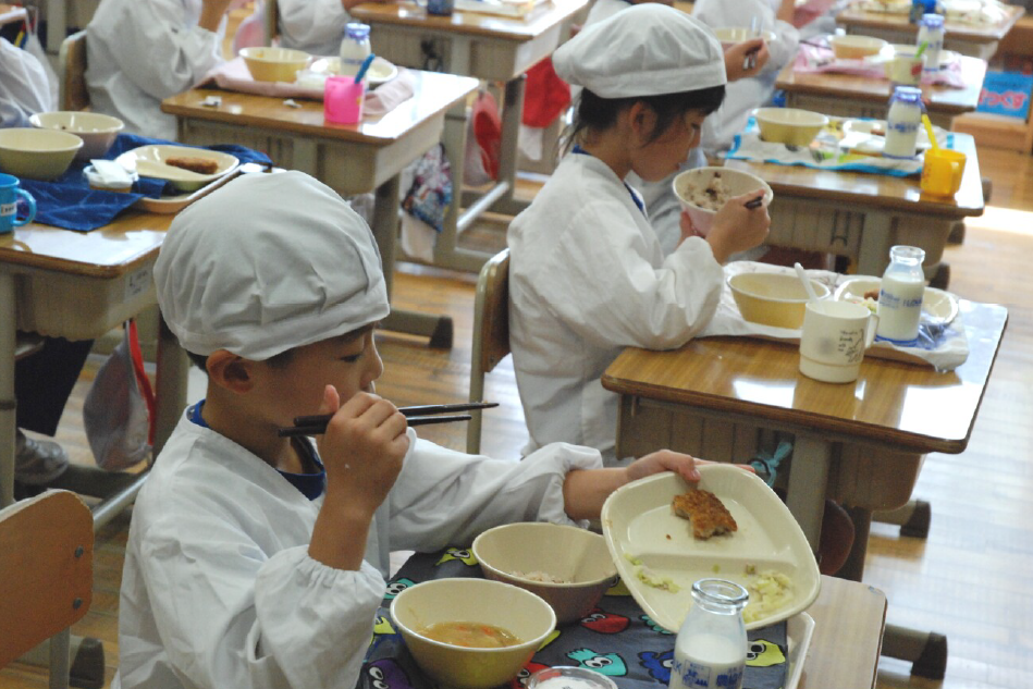 千曲市誕生２０周年記念給食　市内小中学校で提供　（東小学校）
