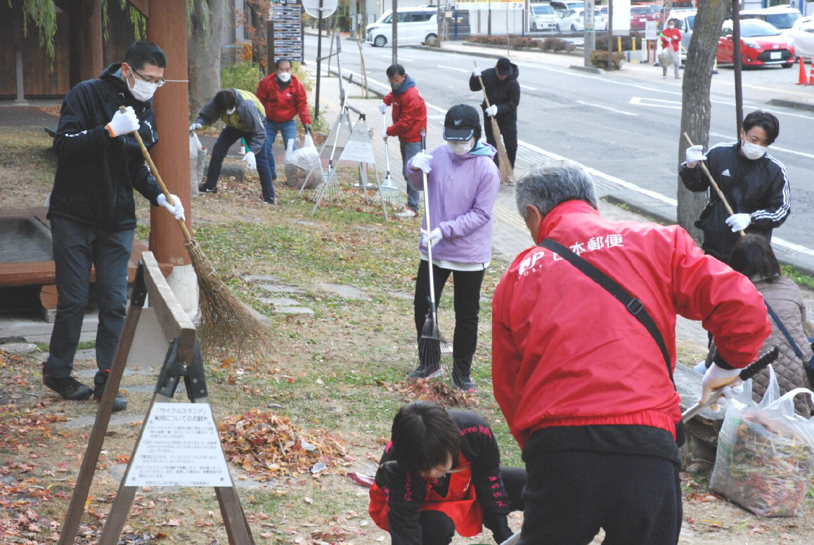 上山田温泉で郵便局によるゴミ拾いボランティア活動