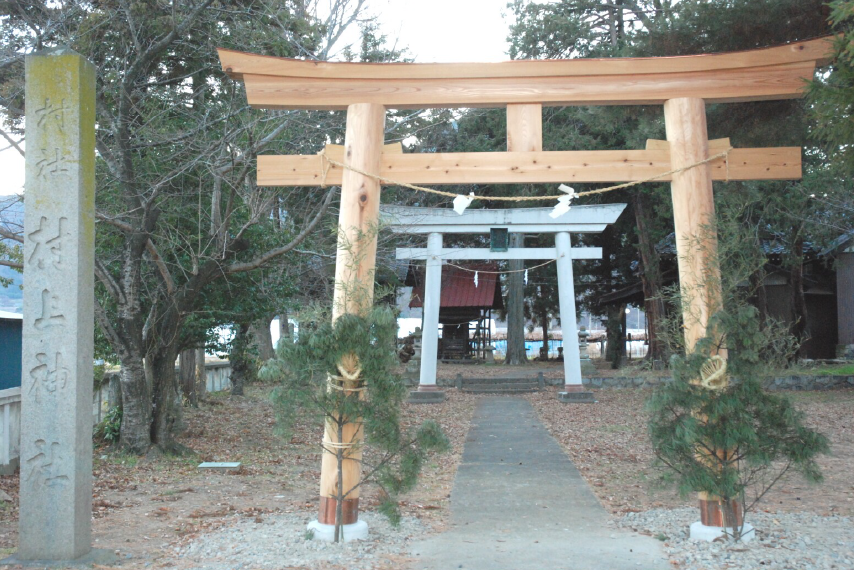 村上神社の新しい鳥居　１５４年ぶりに建て替え