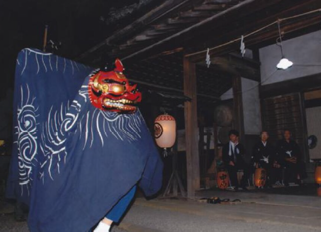 旧松田館で奉納する中原の獅子舞