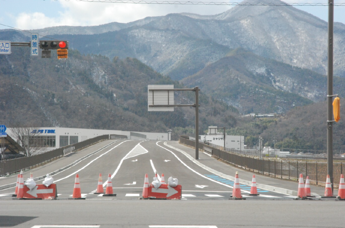 テクノさかき工業団地と高速道路を直結　「坂城インター線」が開通　事業着手から９年越しの開通