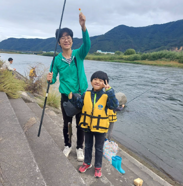 千曲市で小中学生向けニジマス釣り教室開催　釣りの魅力を次世代へ