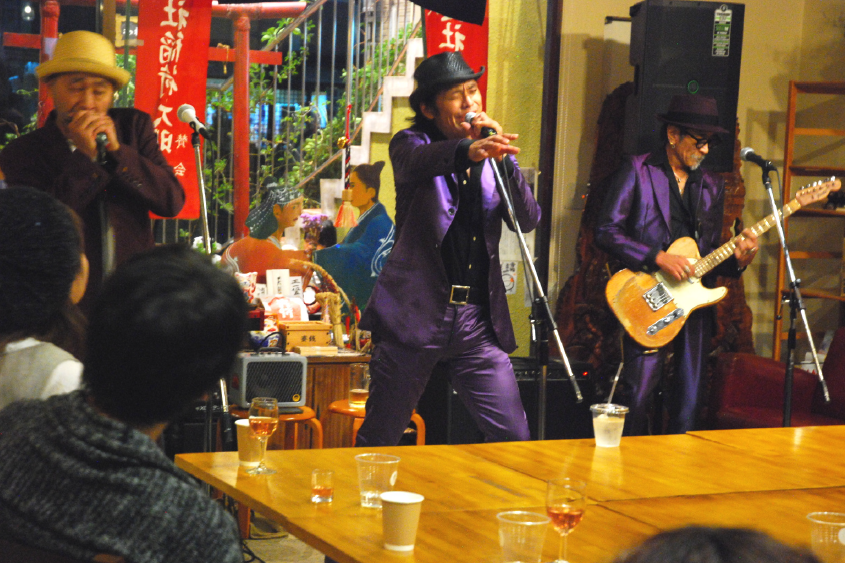 和かふぇ よろづや、8周年記念イベント開催　Bar Jack Blues Trioがライブで祝福