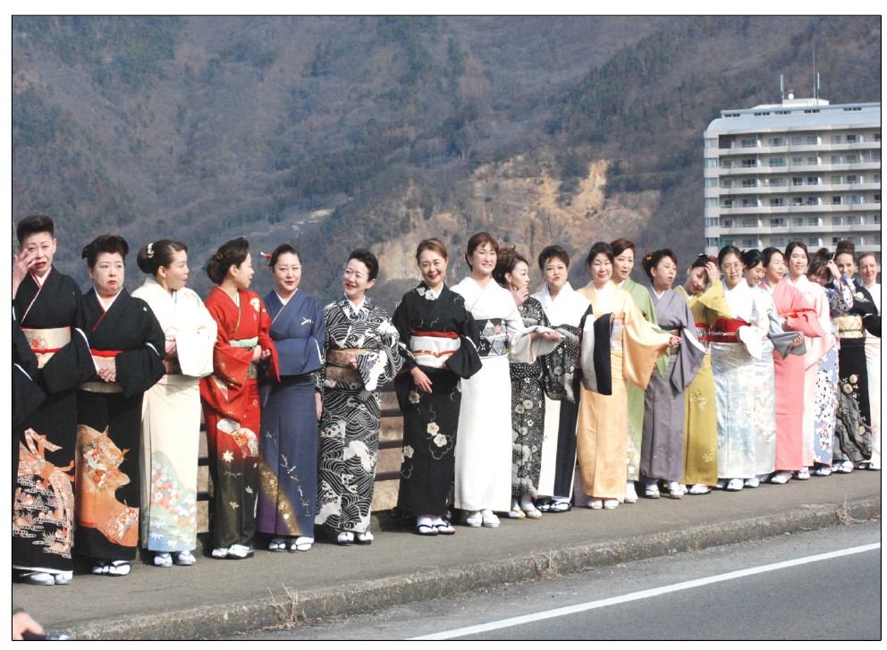 　戸倉上山田温泉の芸者文化が再現　「万葉橋大撮影会」を開催