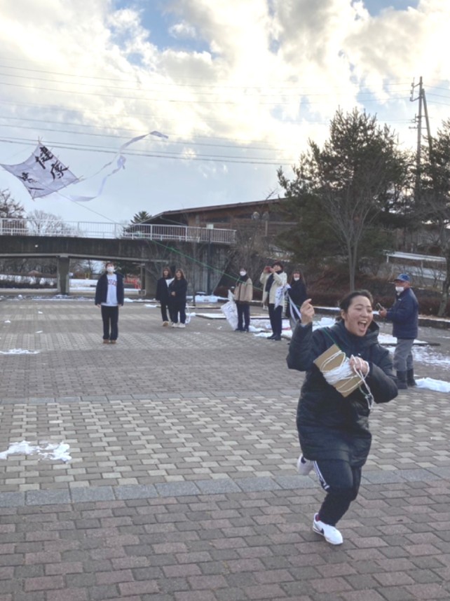 清泉女学院短大 屋代の西村さんが凧作りを伝授