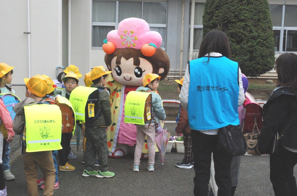 信州あいさつ運動　「あん姫」も一緒に