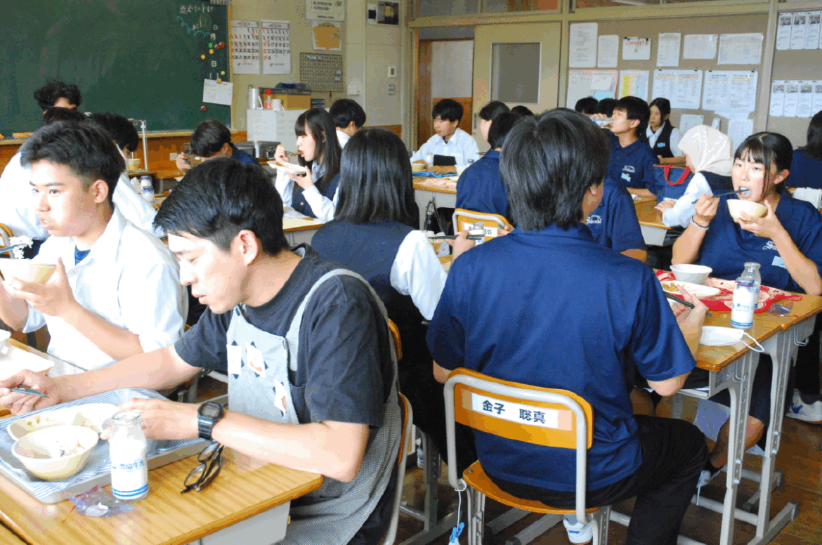 坂城町の小中学校の給食で特別メニュー