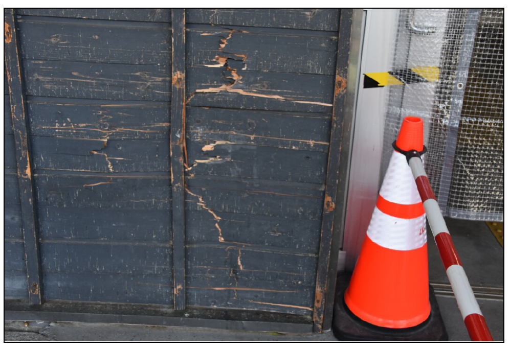 坂城駅駅舎で自動車の衝突事故