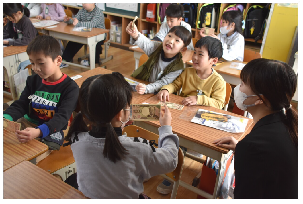 八十二長野銀行「お金の秘密講座」　屋代小学校１年生が体験