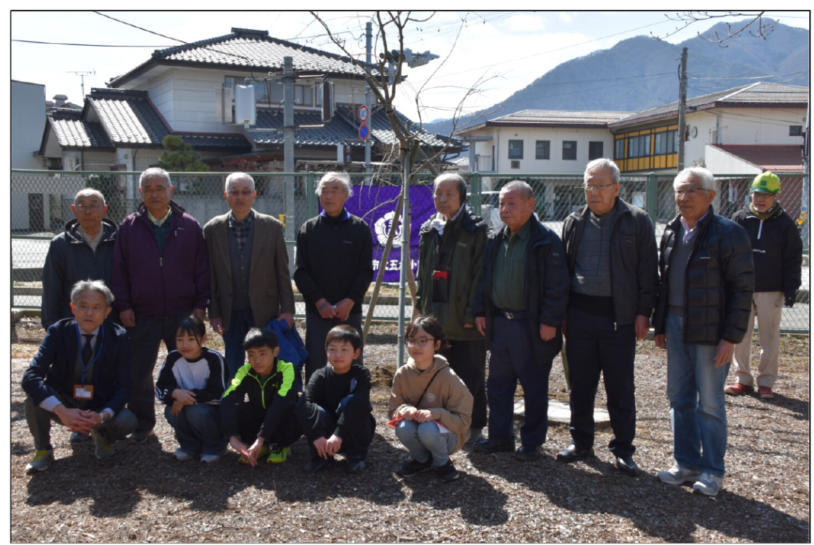 五加小学校　72年前の卒業生が桜を贈呈