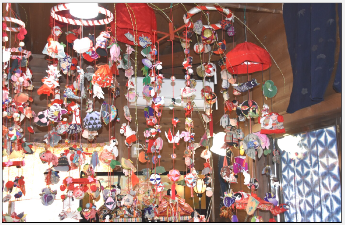 写真紹介コーナー　つるし雛／花の駅（三本木）