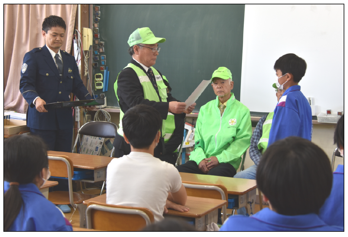 わが家のセーフティーリーダー委嘱式　上山田小６年生が地域防犯に取り組む