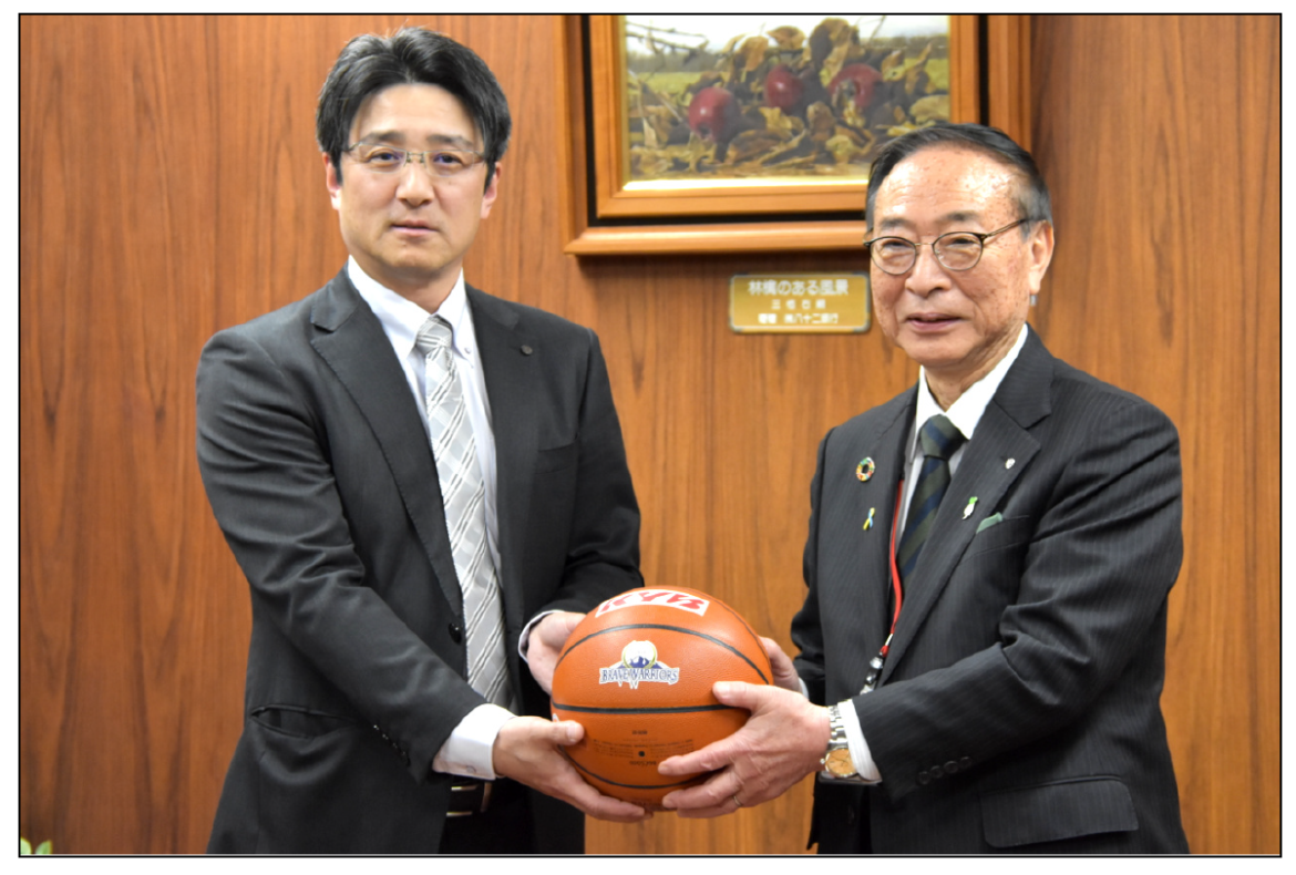 信州ブレイブウォリアーズとカヤバ株式会社　坂城中学校にバスケットボール寄贈
