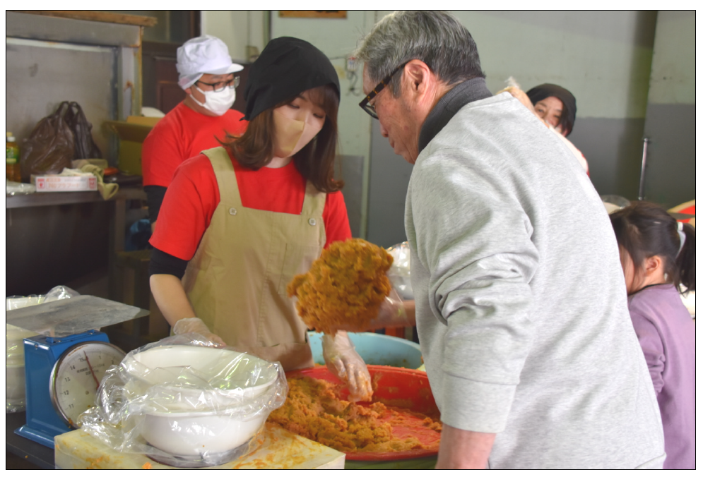 高村商店みそ祭り　「味噌すくい」にチャレンジ